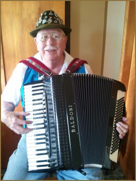 Del playing accordion
